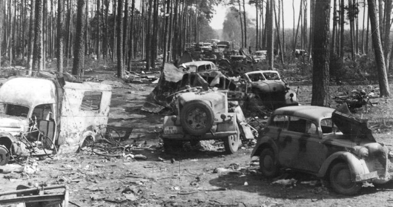 Zerschossener Wehrmachtskonvoi beim Spreewald nach der Kesselschlacht von Halbe Ende April 1945. Foto: Wikimedia/Gemeinfrei