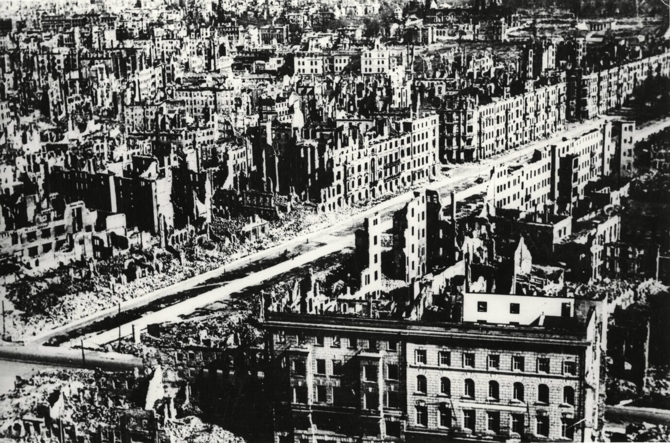 Die alliierten Luftangriffe zerstörten Dresden und töteten unzählige Zivilisten.