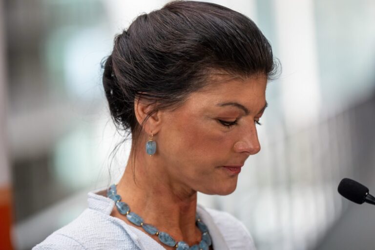 Geknickt: Sahra Wagenknecht bei einem Statement während der Sitzungswoche des abgewählten Bundestages im März.