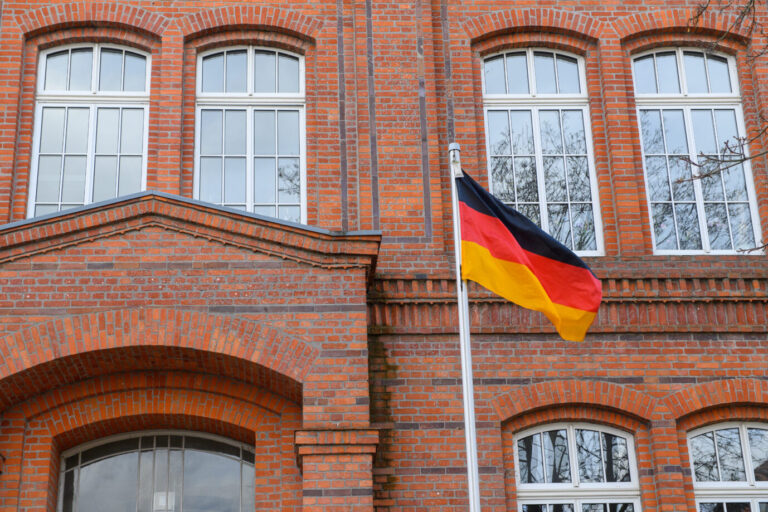 Vor dem Rolandgymnasium in Burg (Jerichower Land) weht nun täglich die Deutschland-Fahne.