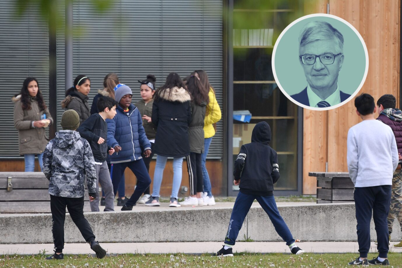 Das Bild zeigt Schüler vor einer deutschen Schule. Gewalt nimmt an deutschen Schulen zu.