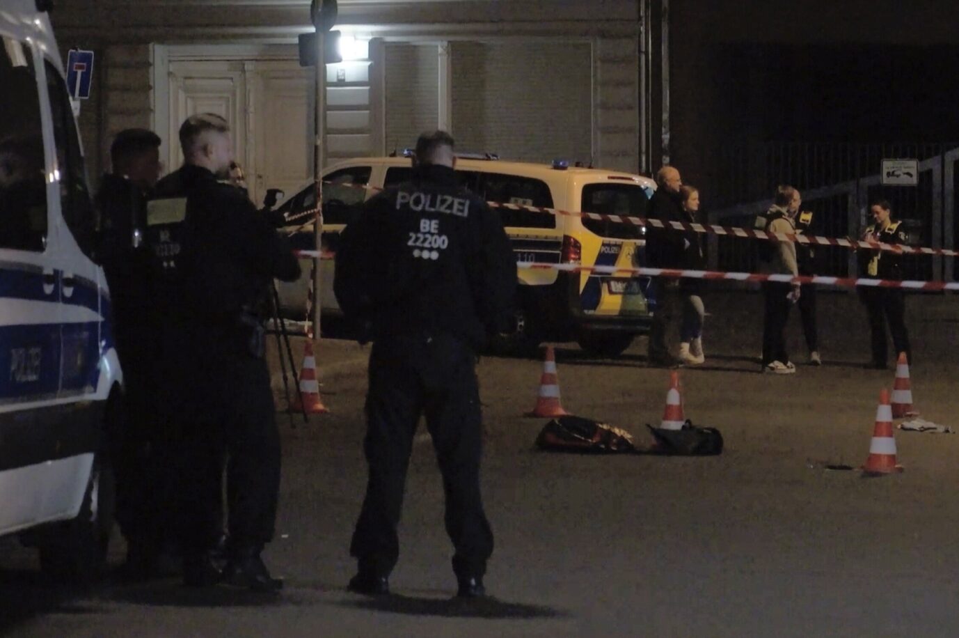 Nach dem lebensgefährlichen Messerstich sichern Polizisten den Tatort an der Rollbergstraße in Berlin-Neukölln.
